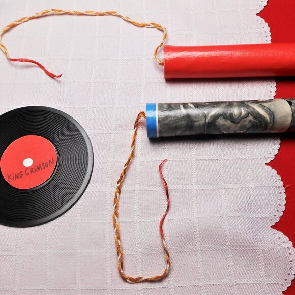 Portable and artistic belt made of cardboard dynamite sticks and posters - Picture 10 of 16